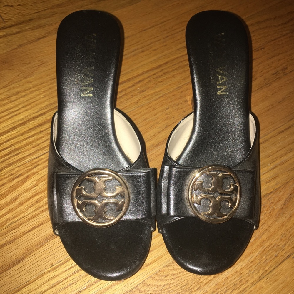 VAN VAN BLACK HEELS WITH EMBLEM - Picture 1 of 6